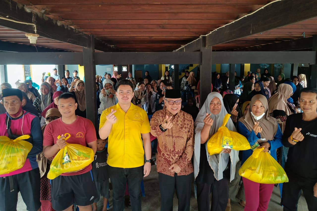 Anggota Komisi II DPR RI Taufan Pawe Salurkan 5000 Paket Sembako di Kota Parepare