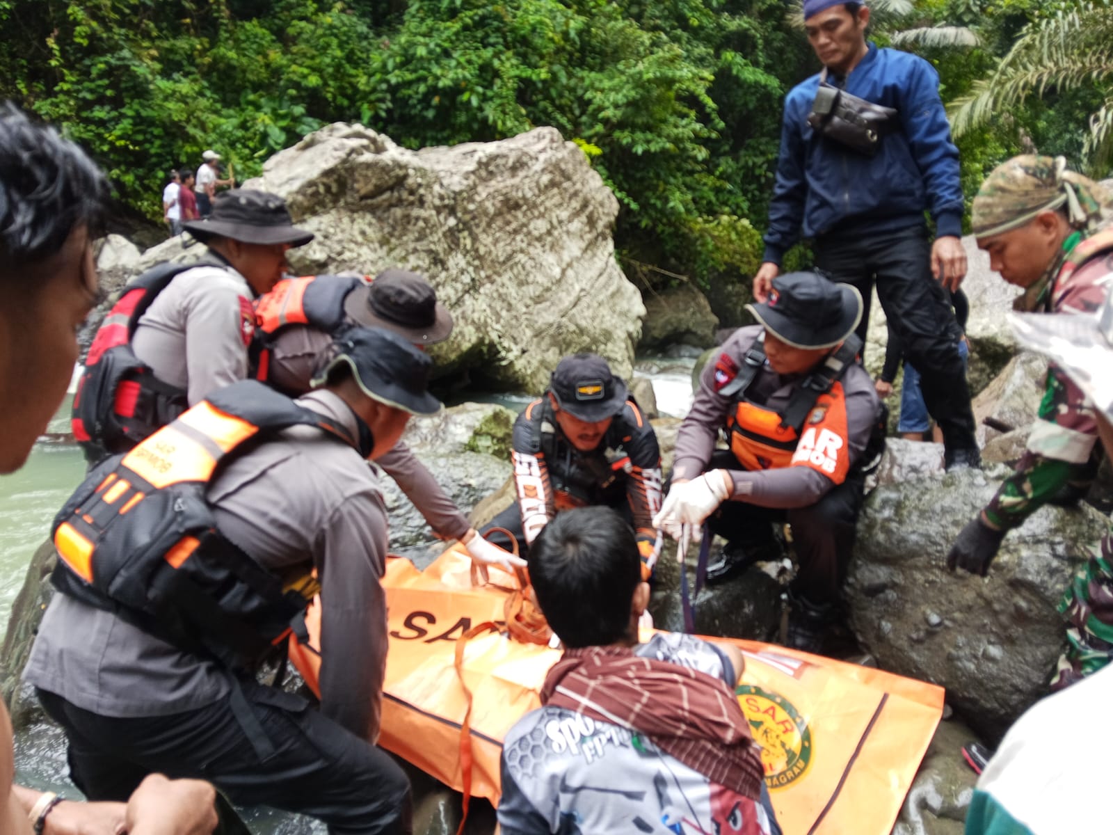 Bhabinkamtibmas Polres Pinrang yang Terseret Banjir Telah Ditemukan Tak Bernyawa