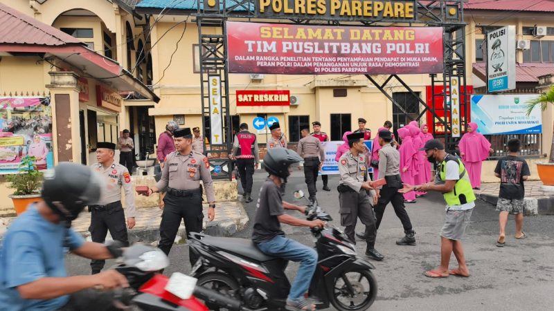 Peringati HUT Korps Sabhara ke-74, Samapta Polres Parepare Bersih Rumah Ibadah, Berbagi Takjil hingga Buka Puasa Bersama