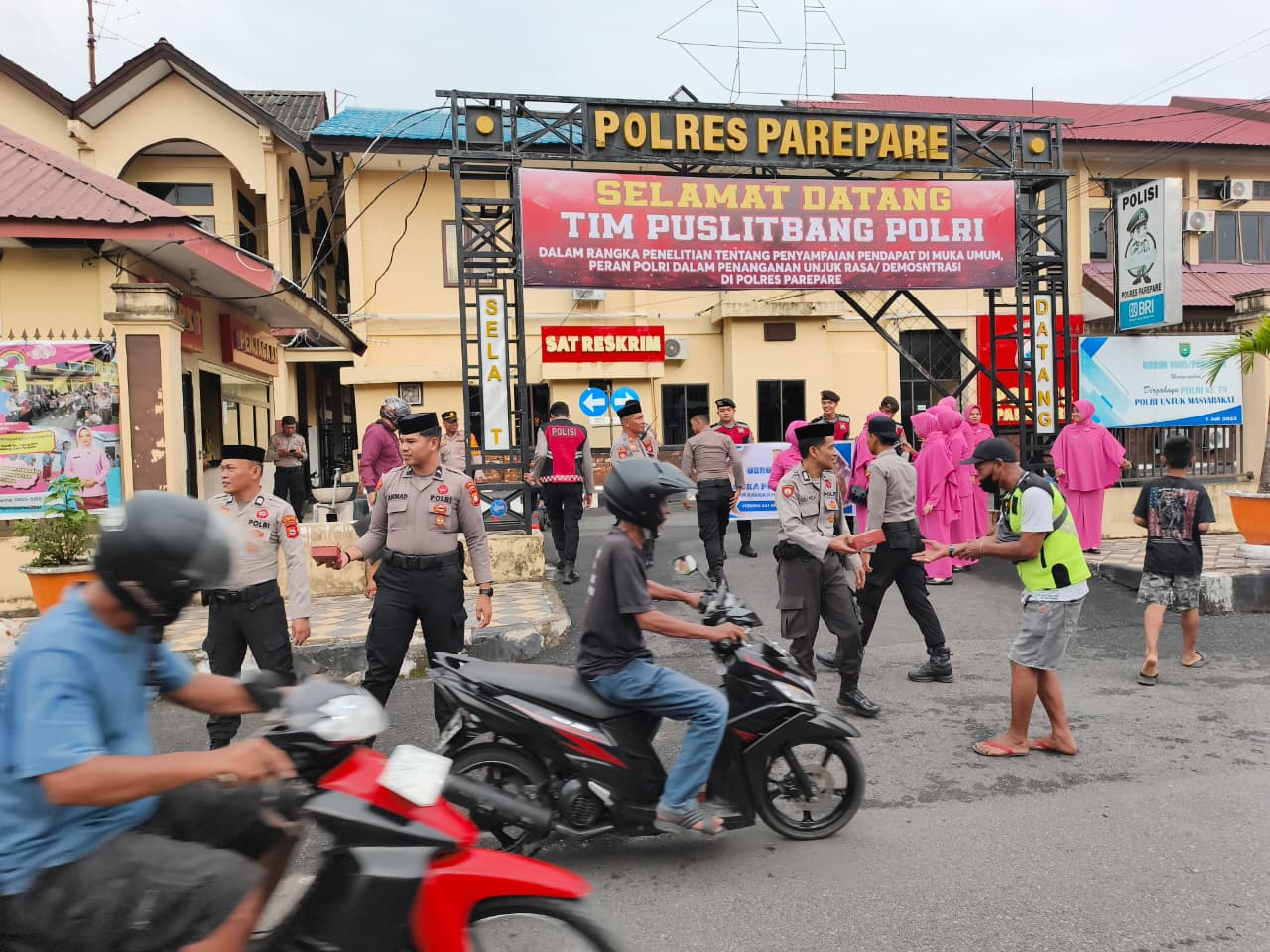 Peringati HUT Korps Sabhara ke-74, Samapta Polres Parepare Bersih Rumah Ibadah, Berbagi Takjil hingga Buka Puasa Bersama