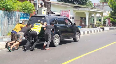 Kasat Lantas Polres Parepare Bantu Warga Dorong Mobil Pemudik yang Mogok