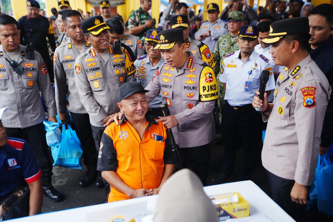 Tinjau Terminal Purabaya, Kapolri Ingatkan Sopir Bus Berhati-hati dan Jaga Keselamatan Pemudik