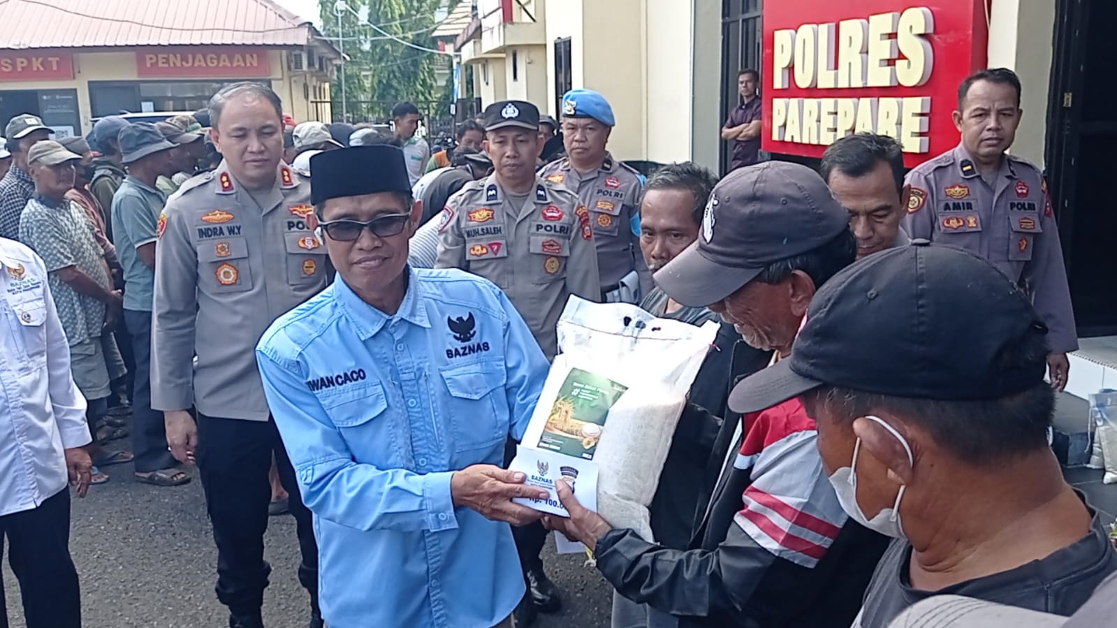 Kolaborasi dengan Baznas, Polres Parepare Salurkan Zakat Fitrah Personil kepada Warga Layak Terima