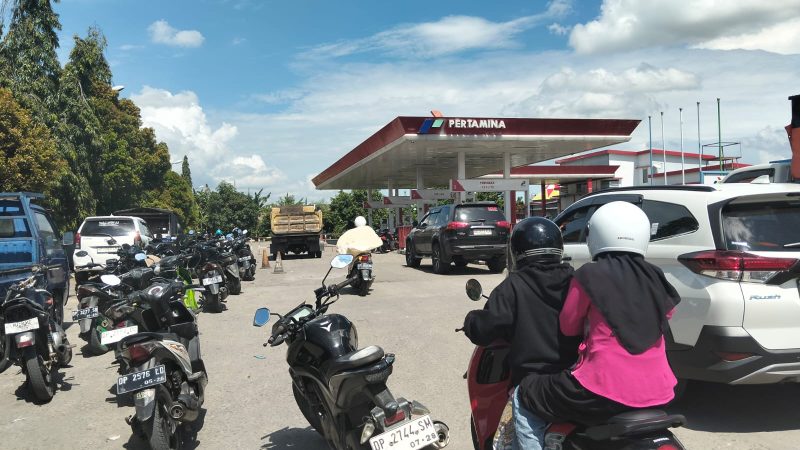 Mulai Langka, Antrean BBM di Pinrang Panjang dan Lama