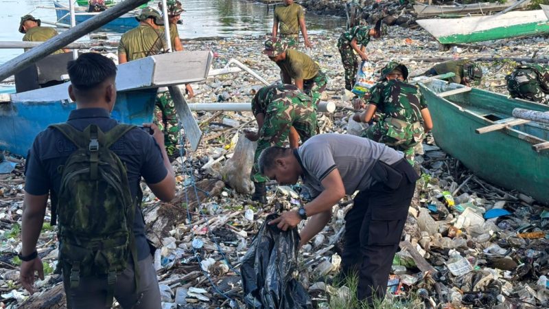 Banyak Sampah, Pantai Cempae Dibersihkan Gotong Royong