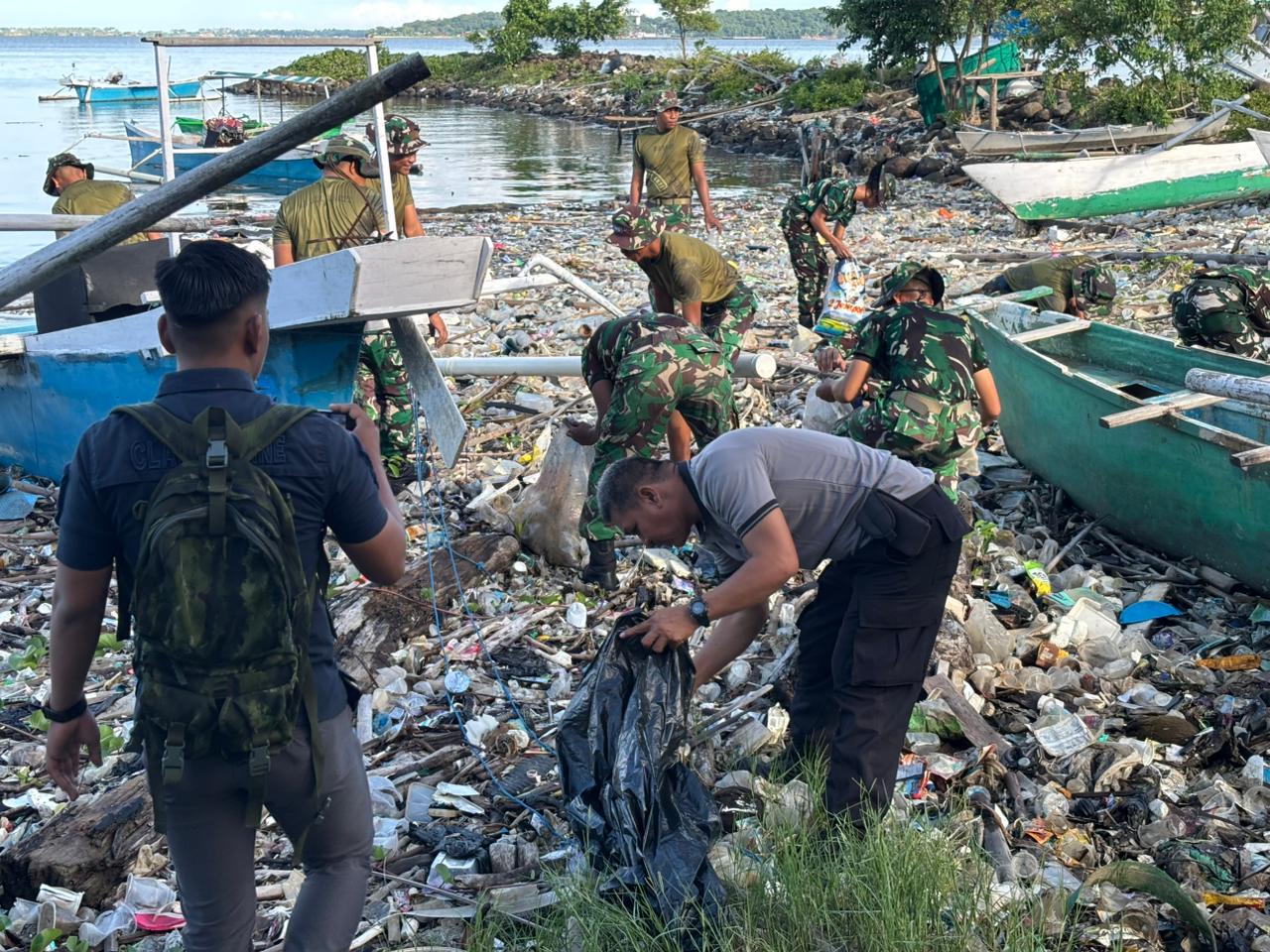 Banyak Sampah, Pantai Cempae Dibersihkan Gotong Royong