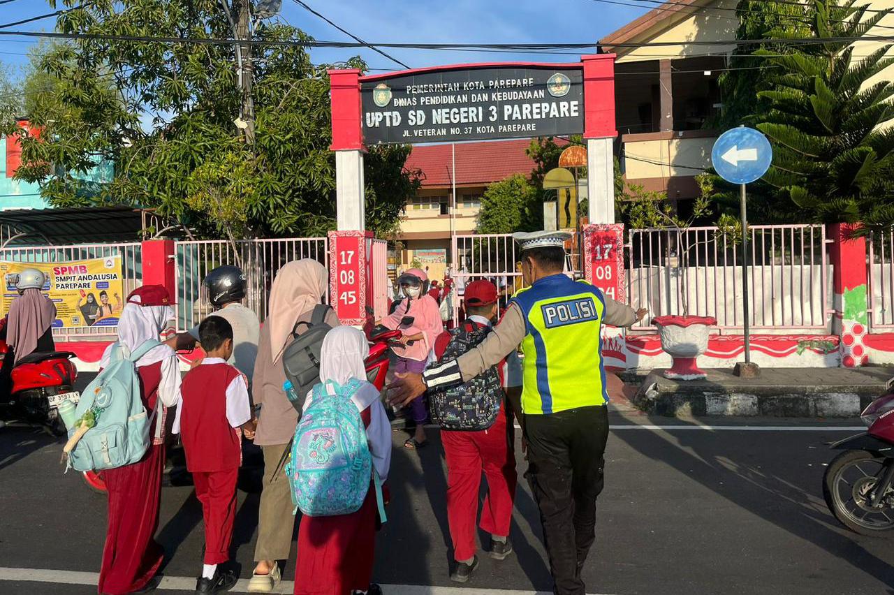 Pengaturan pagi, Sat Lantas Polres Parepare Berikan Perlindungan dan Rasa Aman bagi Pengendara