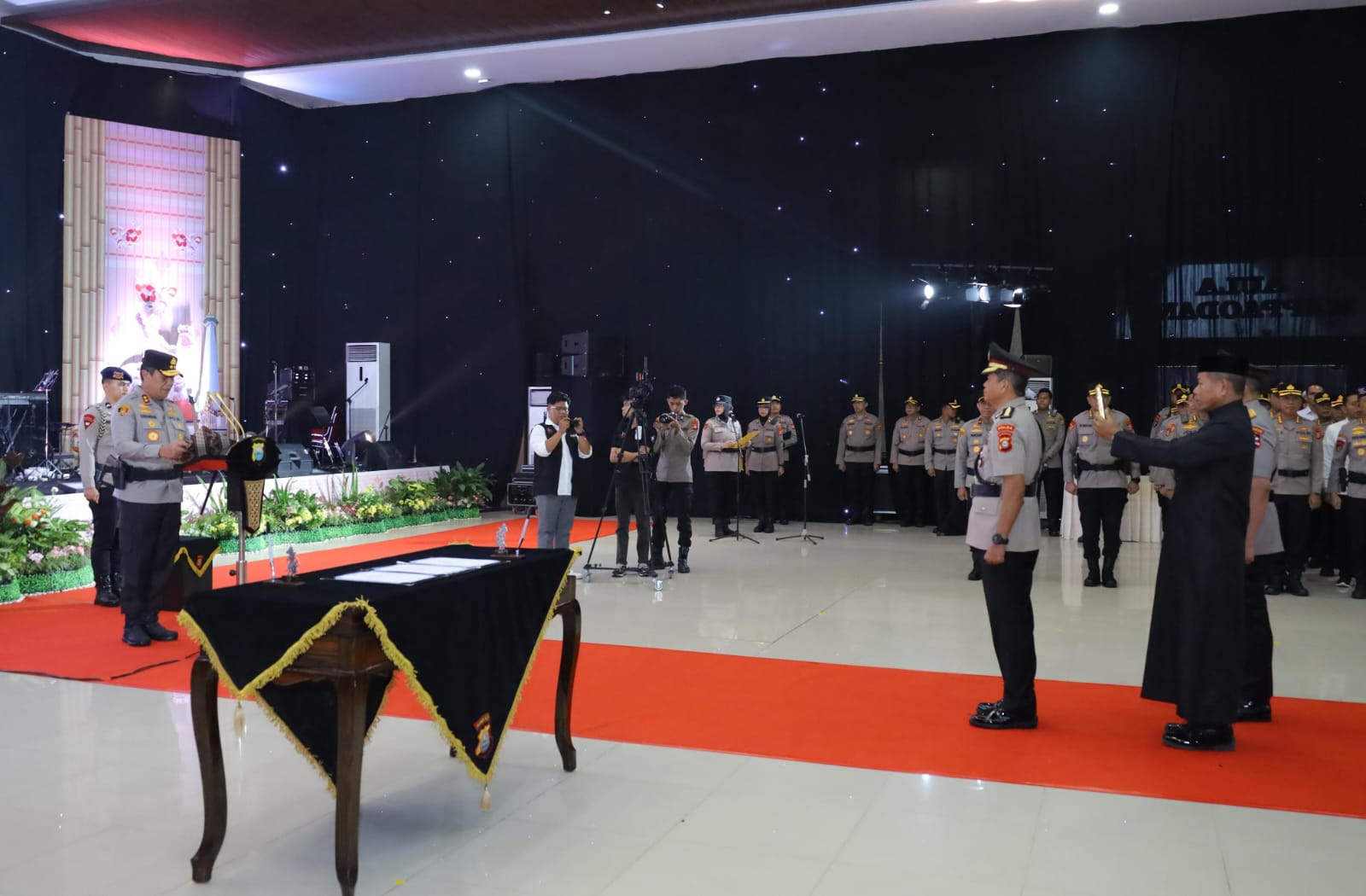 Kapolda Sulsel Pimpin Upacara Serah Terima Jabatan dan Kenal Pamit Irwasda Polda