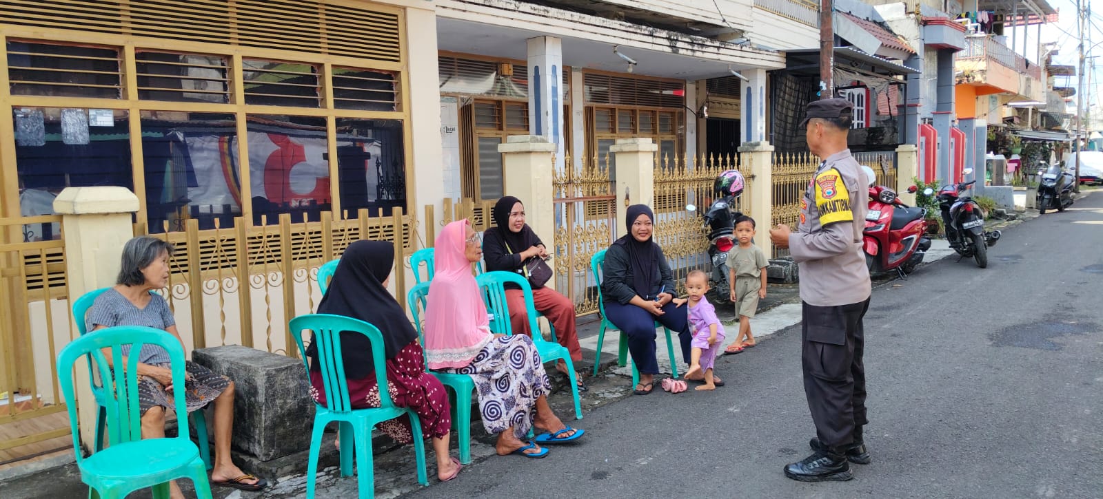 Bhabinkamtibmas Polsek KPN Dampingi Pemeriksaan Kesehatan Gratis bagi Lansia dan Balita 