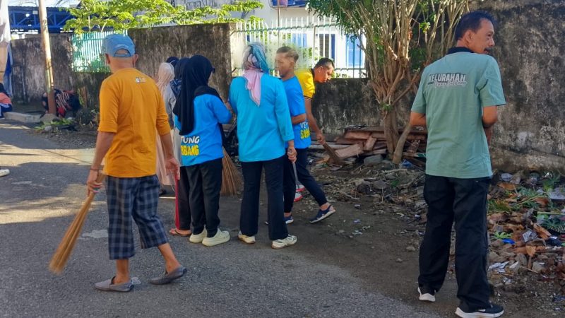 Kurvey Bersama, Bhabinkamtibmas Turut Andil Jaga Kebersihan Lingkungan di Ujung Sabbang