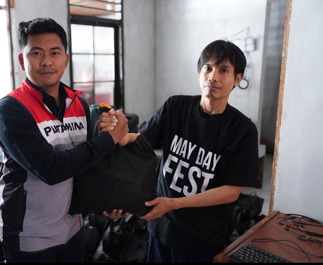 Pertamina Sulawesi Salurkan Bantuan Ratusan Paket Sembako Jelang May Day 2026 di Sulsel