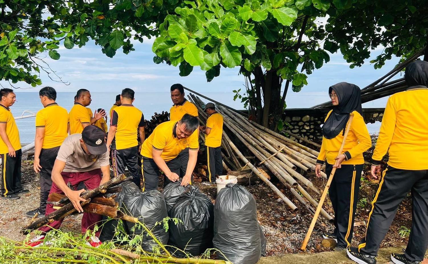Maknai Hari Buruh, Personil Polres Parepare Lakukan Aksi Bersih-Bersih Pantai