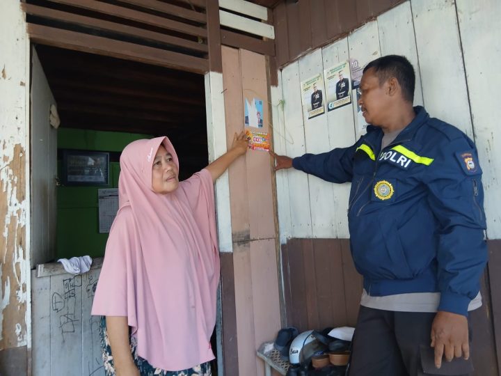 Bhabinkamtibmas Polres Parepare Sosialisasikan Call Center 110, Sasar Lingkungan Pancasila Selatan