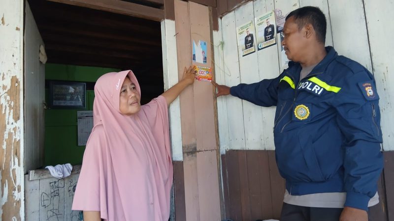 Bhabinkamtibmas Polres Parepare Sosialisasikan Call Center 110, Sasar Lingkungan Pancasila Selatan