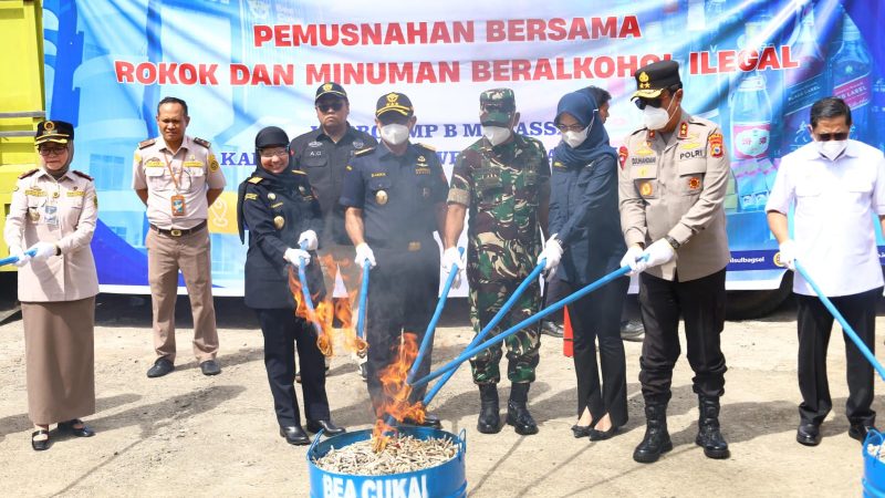 Kapolda Sulsel Hadiri Pemusnahan Rokok dan Miras Ilegal oleh Kanwil DJBC Sulbagsel