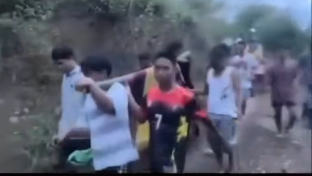 Viral Video Pasien di Dusun Paleleng Pinrang Ditandu Sejauh 3 Kilometer