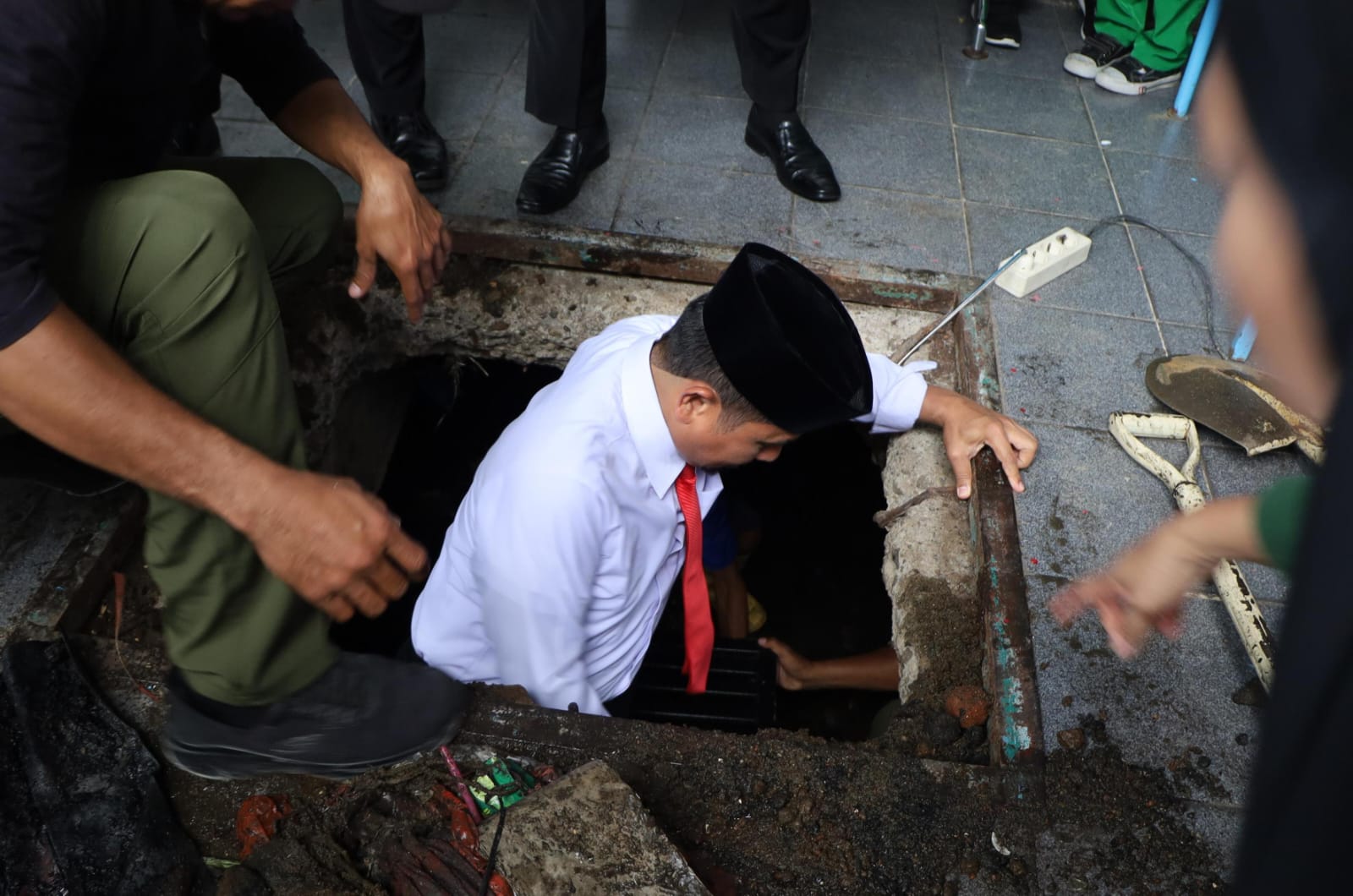 Wali Kota Parepare Turun Langsung Pantau Pengerukan Drainase di Kawasan Masjid Taqwa
