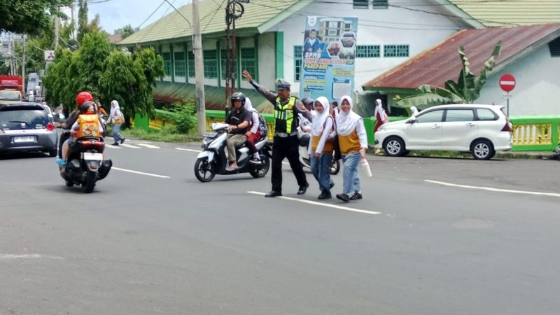 Pengendalian Arus Kendaraan, Satlantas Polres Parepare Beri Perlindungan bagi Pejalan Kaki dan Pelajar