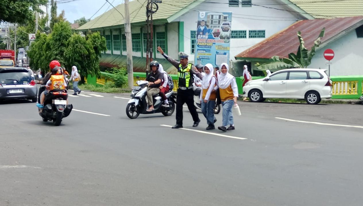 Pengendalian Arus Kendaraan, Satlantas Polres Parepare Beri Perlindungan bagi Pejalan Kaki dan Pelajar