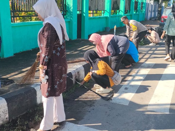 Bhabinkamtibmas Polsek KPN Ikut Bersih-Bersih Lingkungan bersama Perangkat Kelurahan Ujung Sabbang