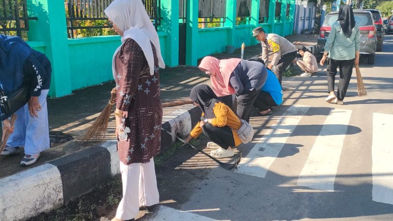 Bhabinkamtibmas Polsek KPN Ikut Bersih-Bersih Lingkungan bersama Perangkat Kelurahan Ujung Sabbang