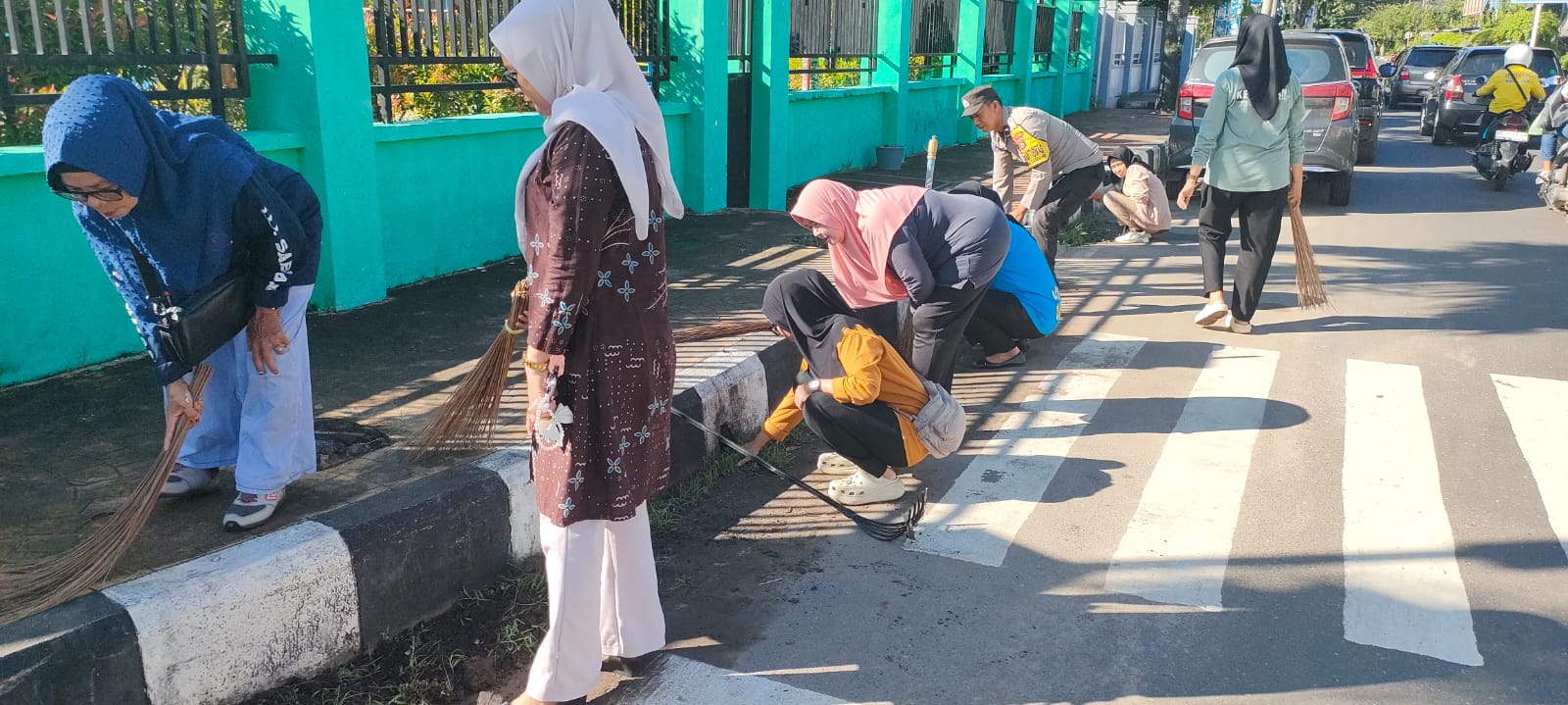 Bhabinkamtibmas Polsek KPN Ikut Bersih-Bersih Lingkungan bersama Perangkat Kelurahan Ujung Sabbang