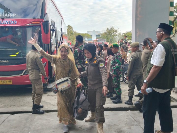 Kedatangan 391 Jemaah Haji Pinrang Disambut Meriah Keluarga