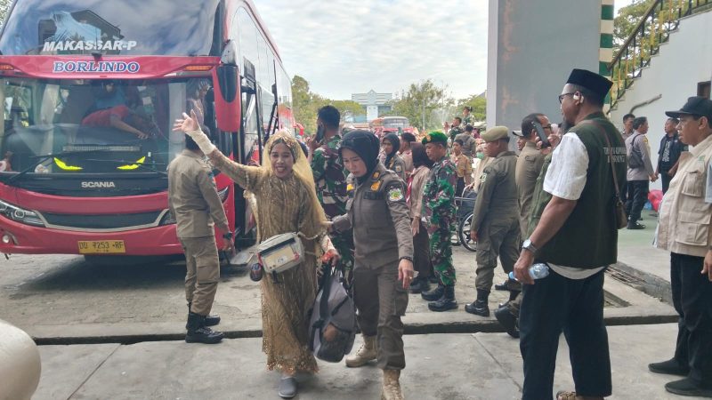 Kedatangan 391 Jemaah Haji Pinrang Disambut Meriah Keluarga
