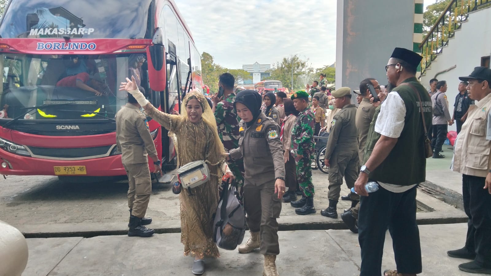 Kedatangan 391 Jemaah Haji Pinrang Disambut Meriah Keluarga