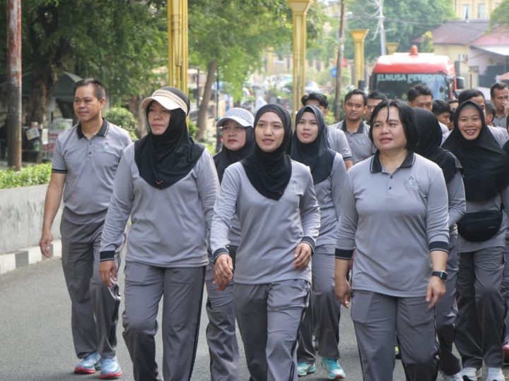 Jaga Kondisi Bugar, Personel Polres Parepare Kembali Lakukan Jalan Sehat Selasa Pagi