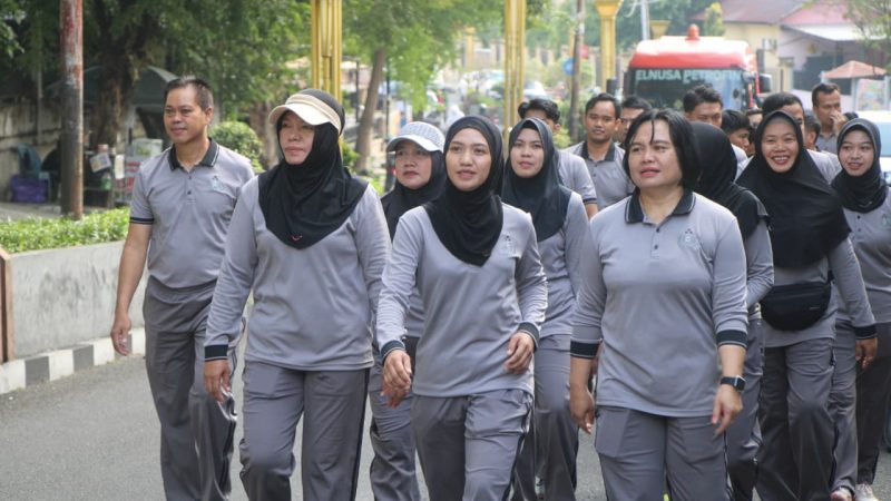 Jaga Kondisi Bugar, Personel Polres Parepare Kembali Lakukan Jalan Sehat Selasa Pagi