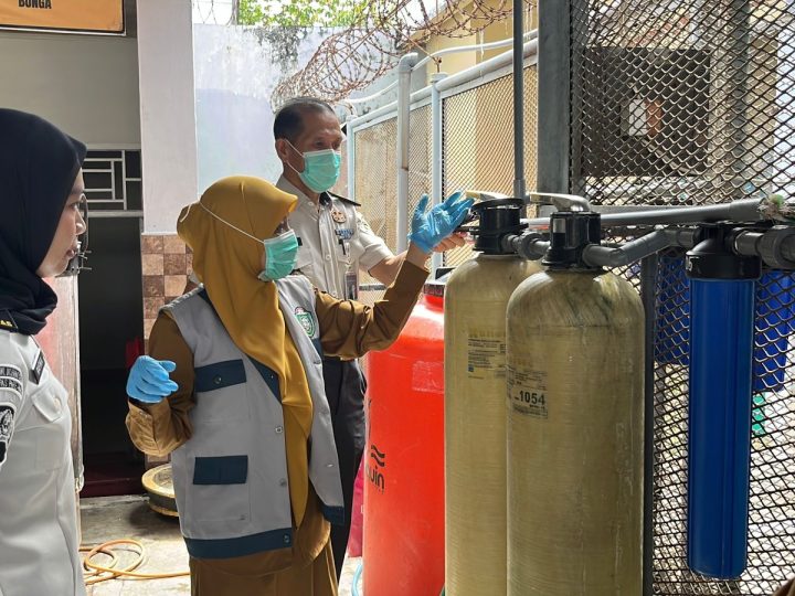 Dinkes dan Puskesmas Lompoe Lakukan Inspeksi Depot Air Minum Lapas Parepare