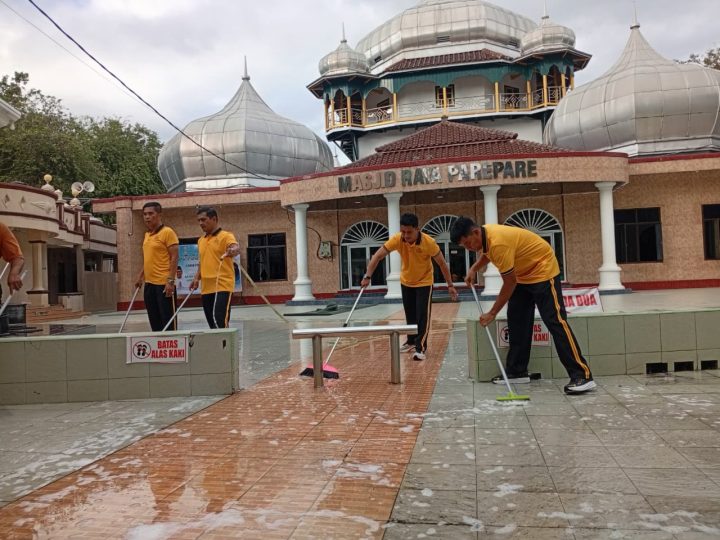 Bersih-Bersih Rumah Ibadah, Bhakti Religi Polres Parepare Sambut Hari Bhayangkara ke-80