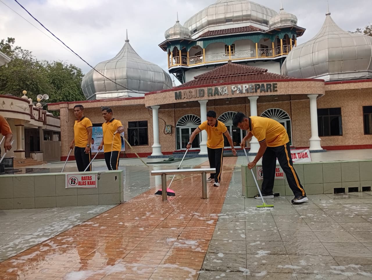 Bersih-Bersih Rumah Ibadah, Bhakti Religi Polres Parepare Sambut Hari Bhayangkara ke-80