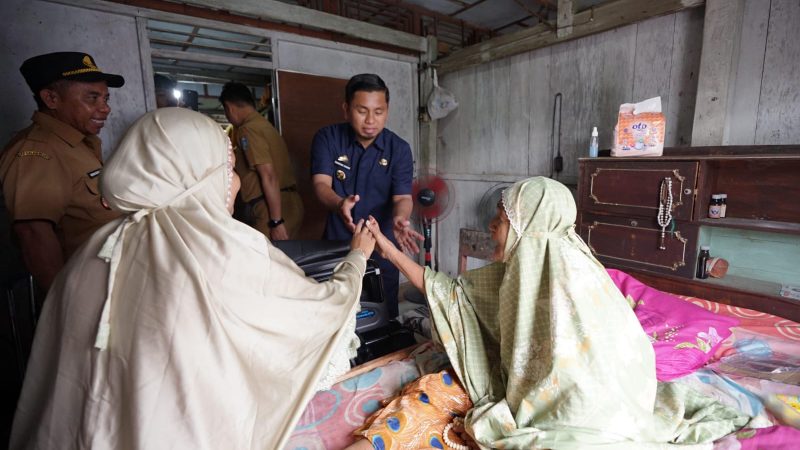 Tasming Hamid Salurkan Rastra ke Rumah Warga-Lansia Terima Bantuan Kursi Roda