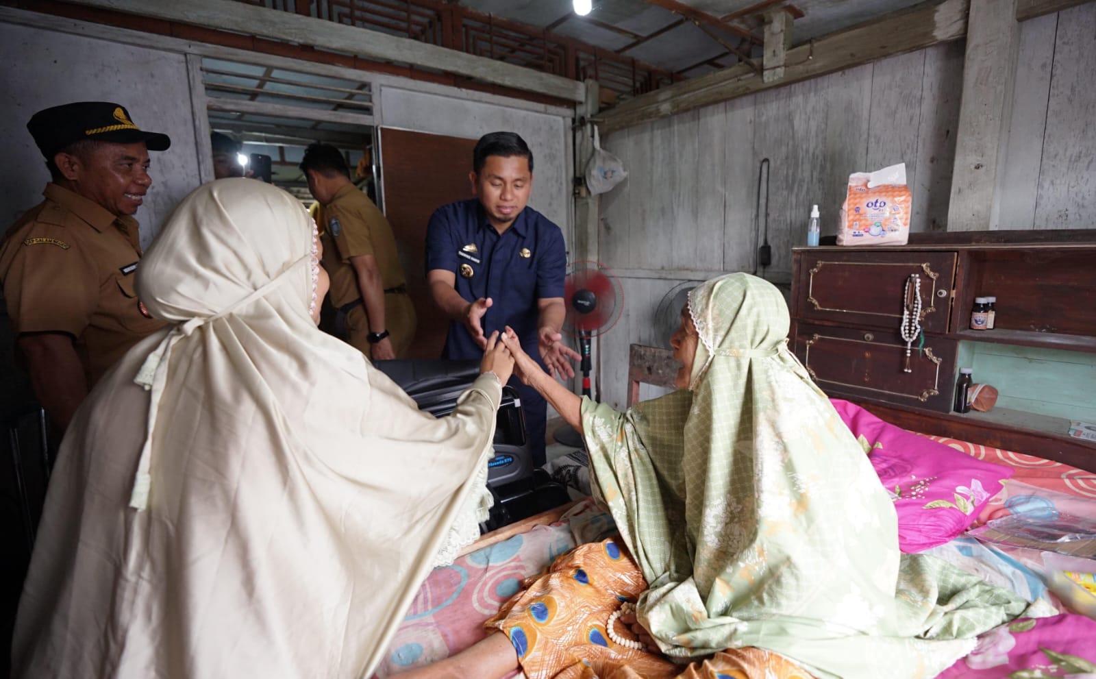 Tasming Hamid Salurkan Rastra ke Rumah Warga-Lansia Terima Bantuan Kursi Roda
