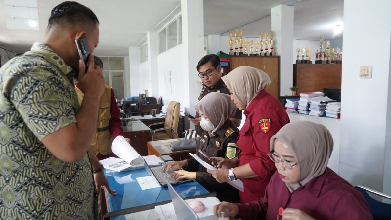 BREAKING NEWS: Ruang Bidang SMA Disdik Sulsel Digeledah, Kejati Sita Dokumen Proyek Perpustakaan Digital