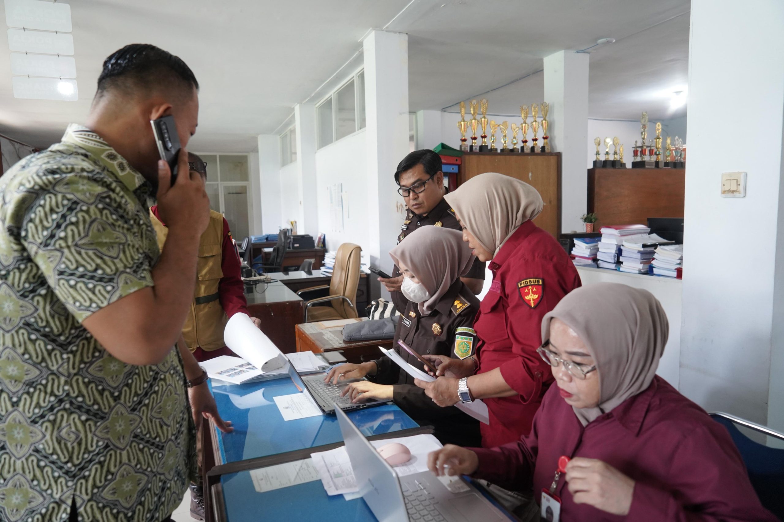 BREAKING NEWS: Ruang Bidang SMA Disdik Sulsel Digeledah, Kejati Sita Dokumen Proyek Perpustakaan Digital