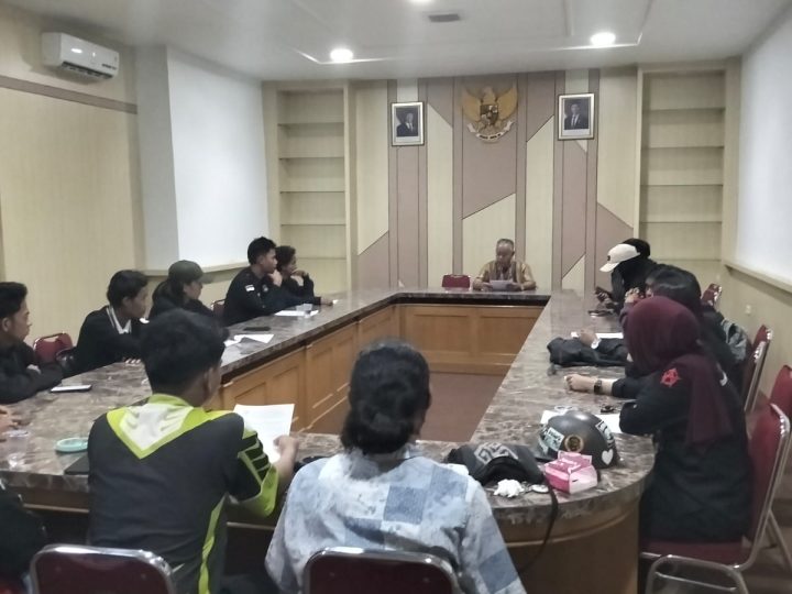 Anggota DPRD Pinrang Temui Massa Aksi soal Nilai Tukar Rupiah