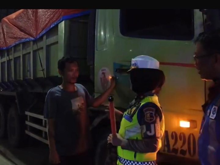 PJR BSD bersama JMTO Tertibkan Kendaraan Parkir di Bahu Jalan Tol, Bagikan Kopi dan Permen untuk Keselamatan Pengendara