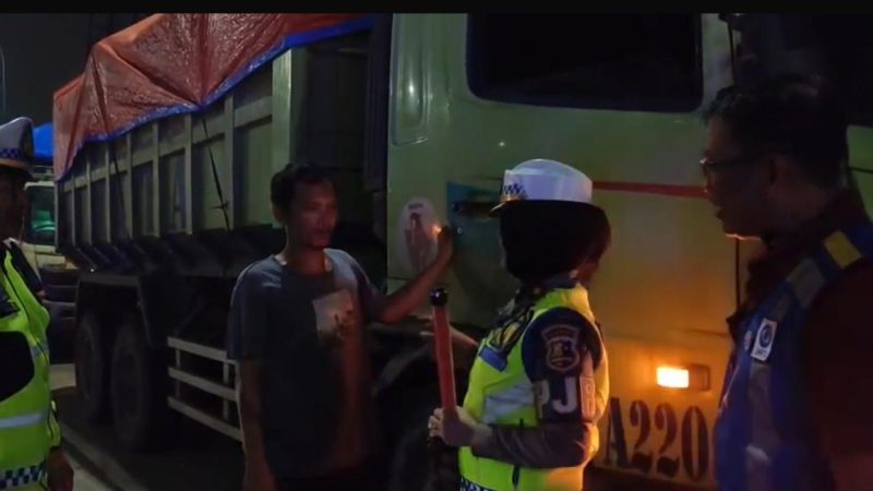 PJR BSD bersama JMTO Tertibkan Kendaraan Parkir di Bahu Jalan Tol, Bagikan Kopi dan Permen untuk Keselamatan Pengendara