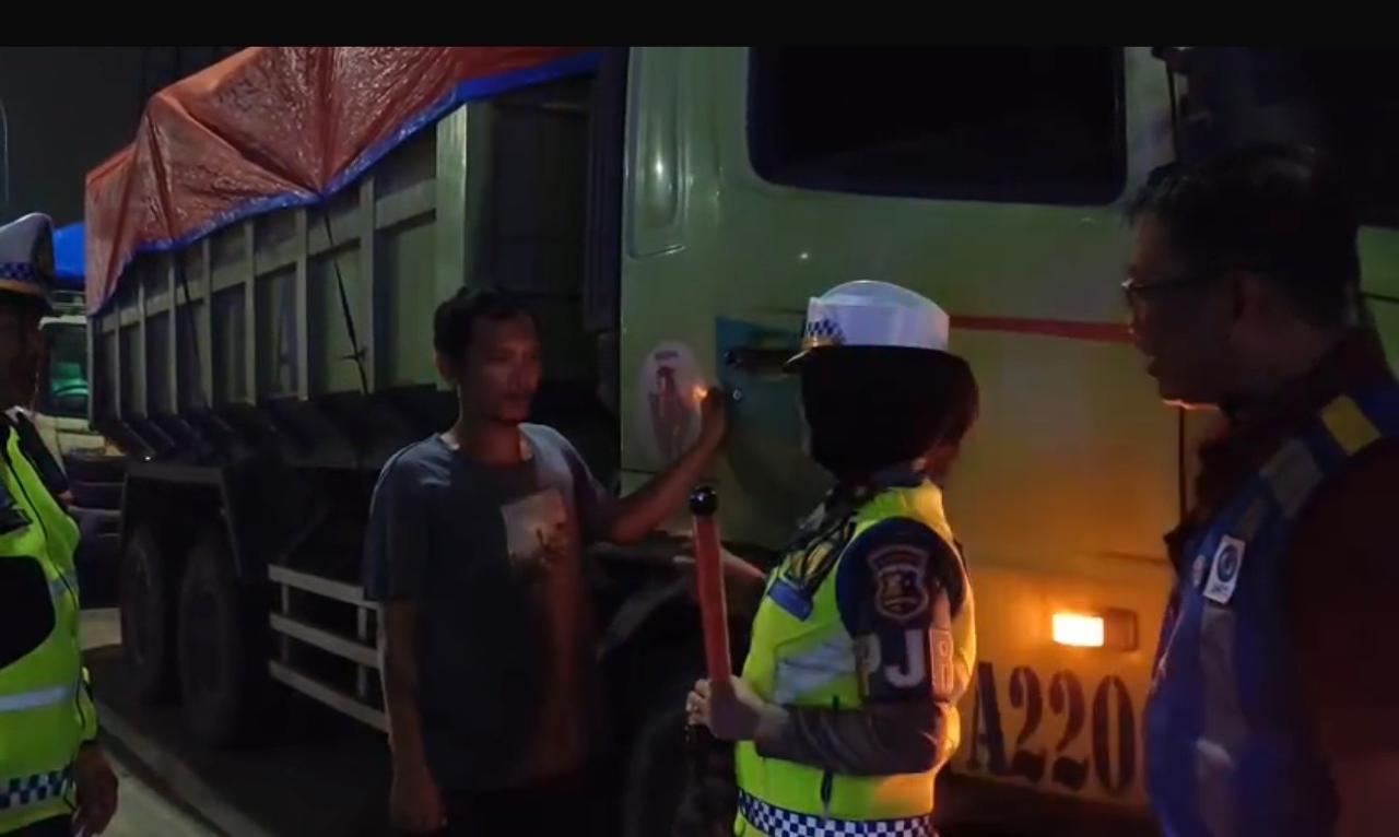 PJR BSD bersama JMTO Tertibkan Kendaraan Parkir di Bahu Jalan Tol, Bagikan Kopi dan Permen untuk Keselamatan Pengendara