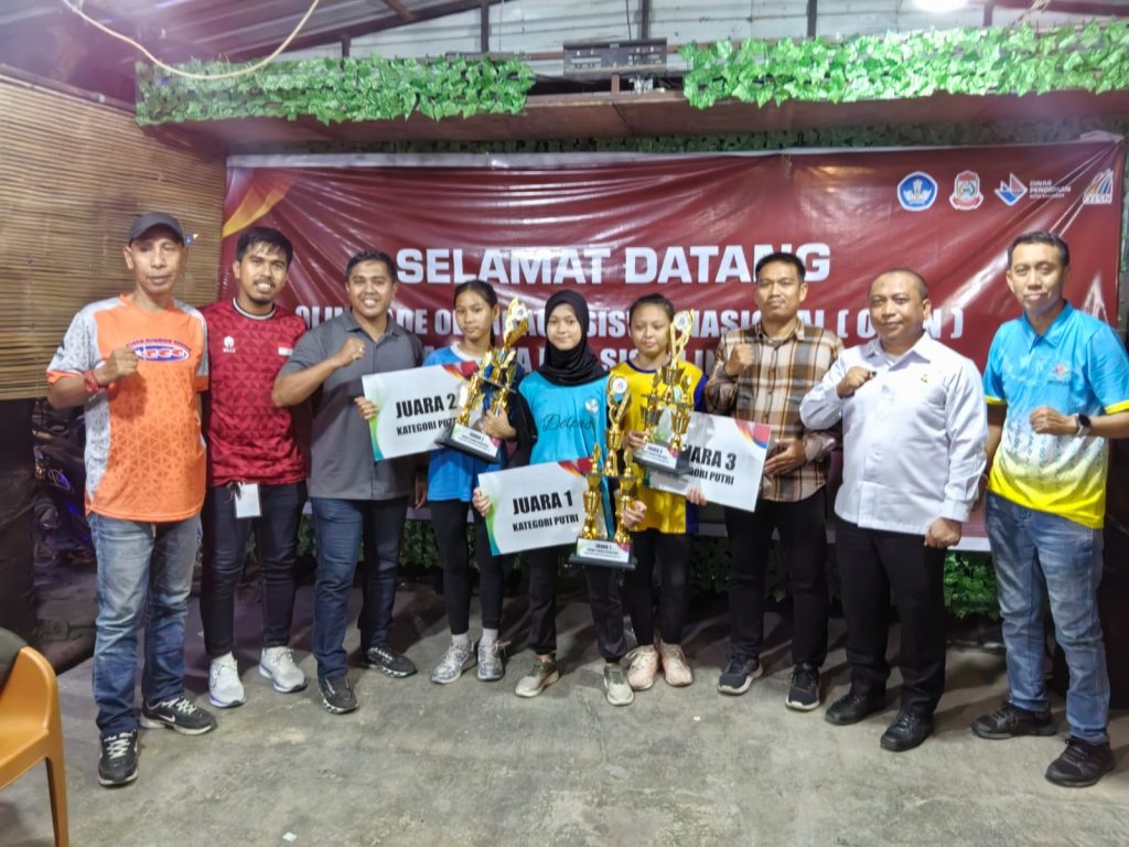 Juarai Panjat Tebing O2SN, Dua Siswa SMP Ini Boyong Beasiswa oleh Walikota Makassar