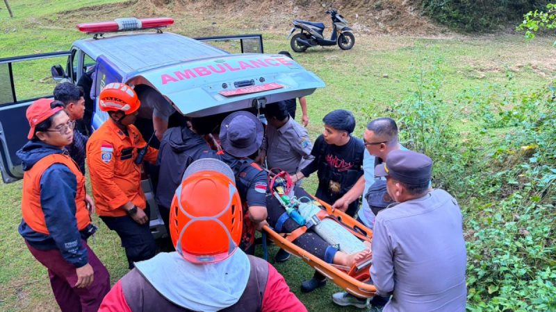 Enam Mahasiswa KKN Unhas Dievakuasi Tim SAR Usai Terjebak di Gua Kalibbong Alloa, Satu Alami Kram Kaki