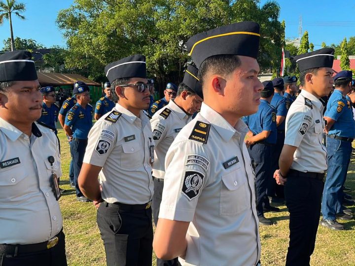 Pegawai Lapas Parepare Hadiri Upacara Peringatan Hari Bhayangkara ke-80 di Lapangan Andi Makkasau