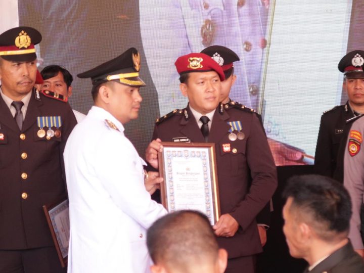 Wawali Hermanto Serahkan Penghargaan kepada Polsek KPN usai Gagalkan 40 Kg Narkoba Masuk Parepare