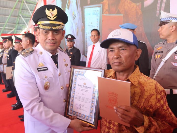 Wawali Hermanto Serahkan Penghargaan kepada Azis,  Tanpa Pamrih Urai Kemacetan di Parepare