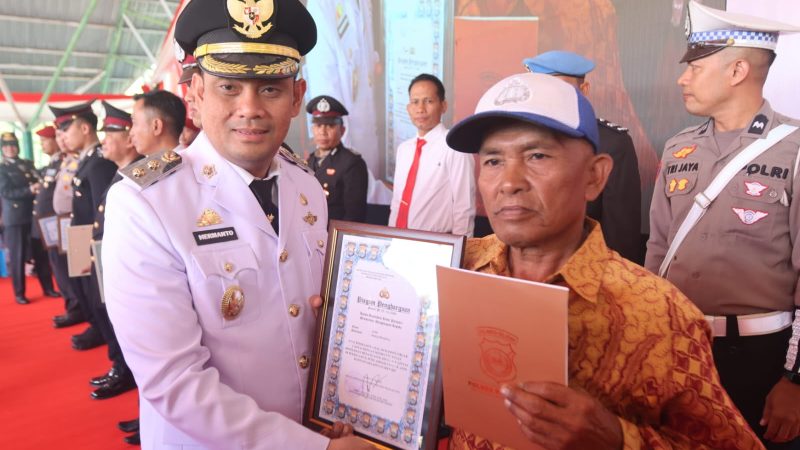 Wawali Hermanto Serahkan Penghargaan kepada Azis,  Tanpa Pamrih Urai Kemacetan di Parepare