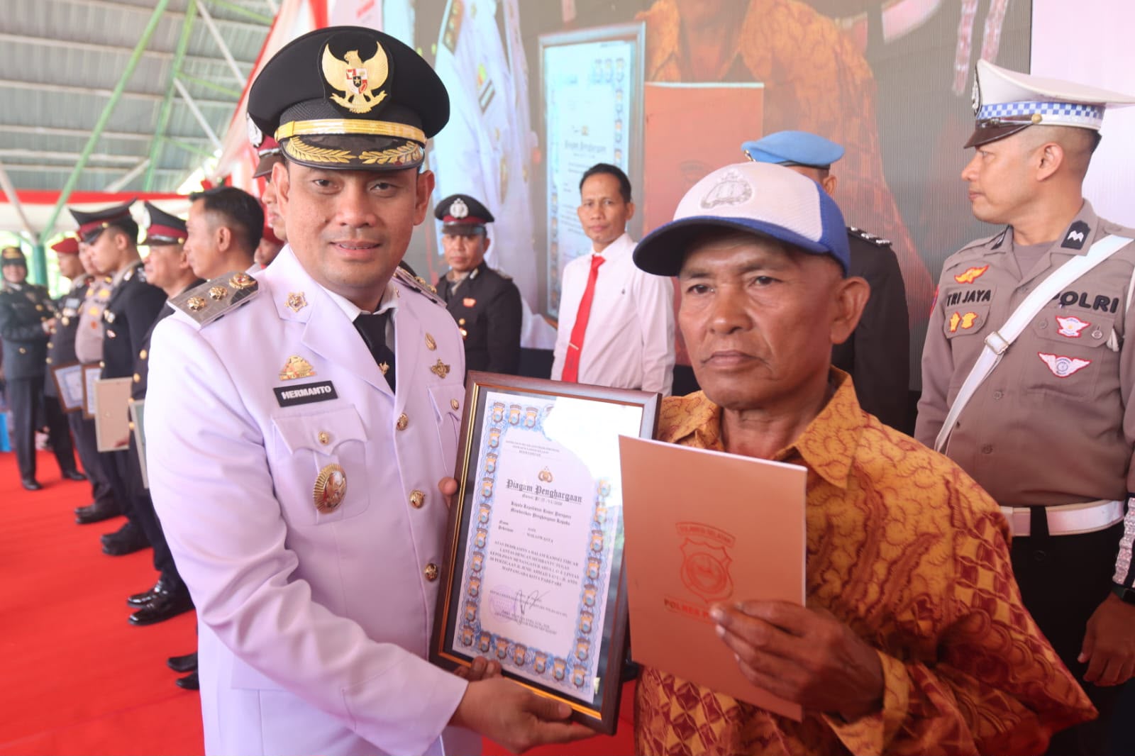 Wawali Hermanto Serahkan Penghargaan kepada Azis,  Tanpa Pamrih Urai Kemacetan di Parepare