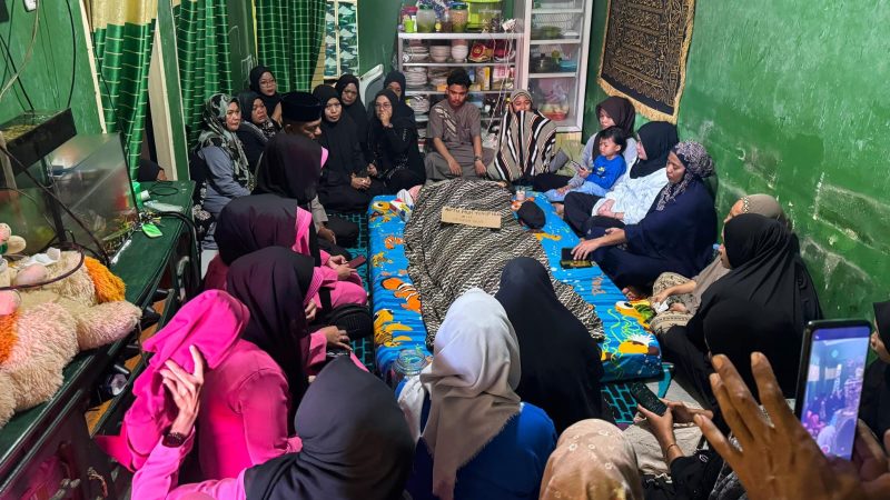 Kapolres Pangkep dan Ketua Bhayangkari Melayat ke Rumah Duka Aiptu Muhammad Yusuf Nur